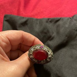 Beautiful ring!Nice details!